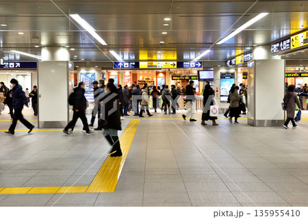 横浜駅南口改札外側の夕方の人通り 横浜駅南口改札外側の夕方の人通り 135955410