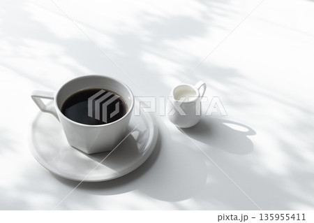 白背景のブラックコーヒーとミルクピッチャー　木漏れ日の影と余白 135955411