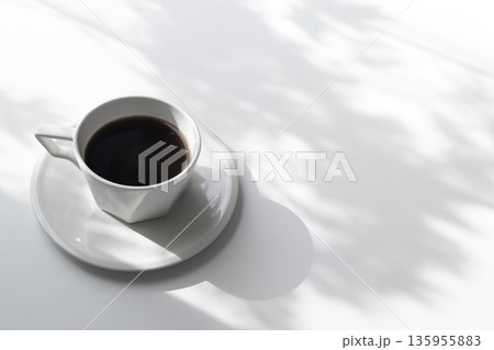 白背景のブラックコーヒー　木漏れ日の影とたっぷり余白 135955883