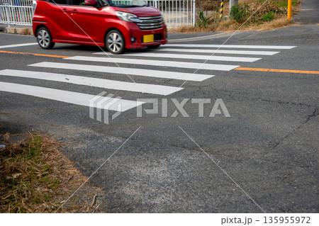 信号のない横断歩道で止まらない自動車 135955972
