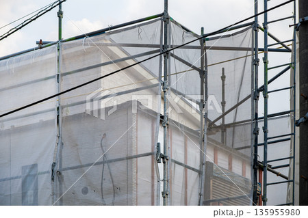 家の建築工事の足場パイプと落下防止ネット 家の建築工事の足場パイプと落下防止ネット 135955980