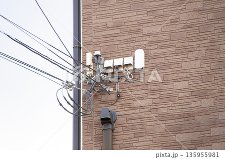 住宅の電力線と通信線の引き込み部分 住宅の電力線と通信線の引き込み部分 135955981