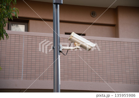 マンションに設置された防犯カメラ 135955986