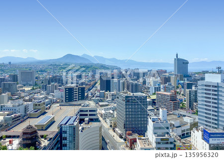 大分市街地と別府湾、国東半島の眺望 135956320