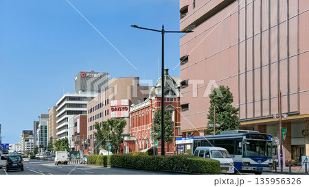 大分市街地中心街の赤れんが館と中央通り 135956326