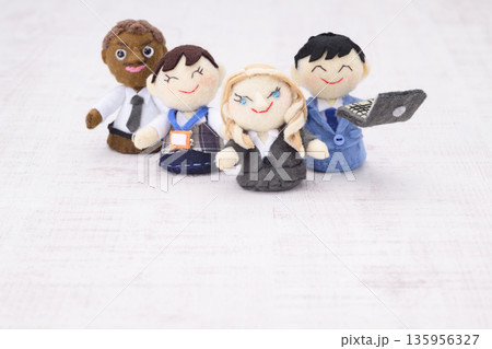 グローバルビジネスマンのチーム 135956327