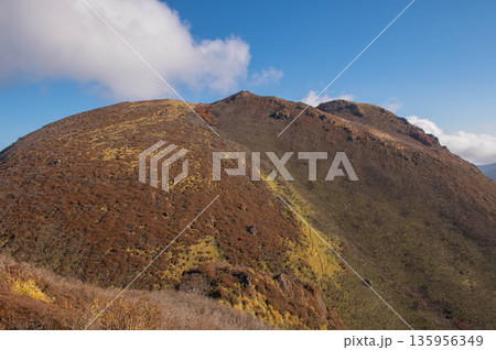 三俣山西峰付近から望む三俣山本峰 135956349