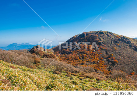 三俣山IV峰付近から望む三俣山南峰 三俣山IV峰付近から望む三俣山南峰 135956360