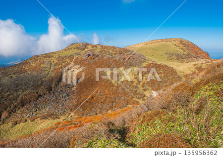 登山道から望む三俣山IV峰と本峰 登山道から望む三俣山IV峰と本峰 135956362