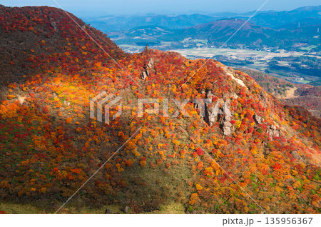 登山道から望む三俣山北峰の紅葉 135956367