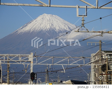 電線と富士山 135956411