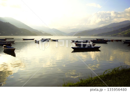フェワ湖の夕景　ポカラ　1 135956480