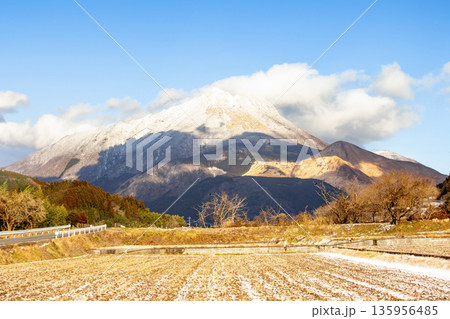 積雪の由布岳 135956485