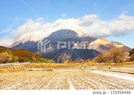 積雪の由布岳 積雪の由布岳 135956486