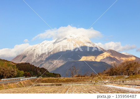 積雪の由布岳 積雪の由布岳 135956487