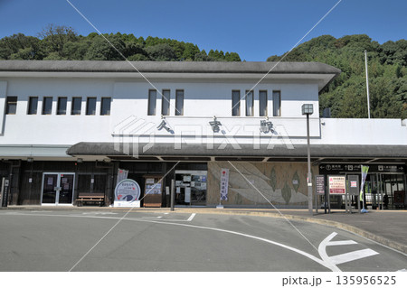 熊本県人吉駅　九州旅客鉄道（JR九州）・くま川鉄道の駅　駅前の様子 135956525