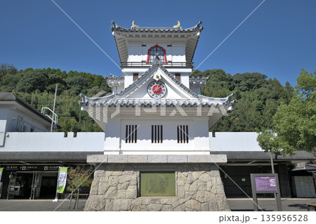 熊本県人吉駅　九州旅客鉄道（JR九州）・くま川鉄道の駅　駅前の様子 135956528