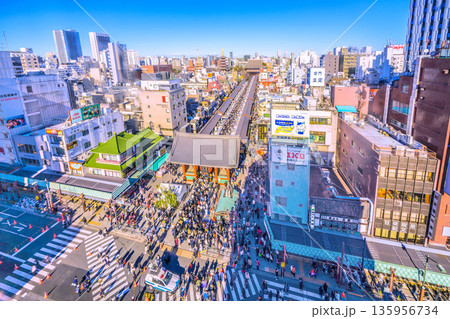 日本の東京都市景観元日。お正月の人出…参拝客で埋まる浅草寺・仲見世通り。新時代に…=令和8年1月1日 日本の東京都市景観元日。お正月の人出…参拝客で埋まる浅草寺・仲見世通り。新時代に…=令和8年1月1日 135956734
