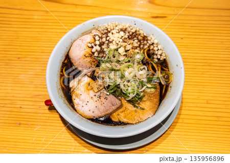 ラーメン　富山ブラック 135956896