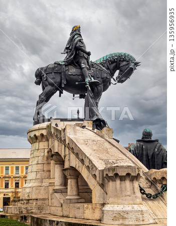Matthias Corvinus Statue and Union Square Architecture in Cluj-Napoca Matthias Corvinus Statue and Union Square Architecture in Cluj-Napoca 135956935
