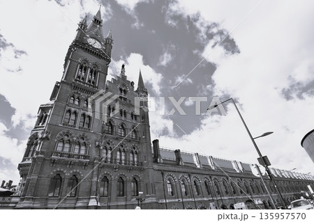 ロンドンのセント・パンクラス駅とキングスクロス駅周辺の歴史的な建築物 モノクロ写真 ロンドンのセント・パンクラス駅とキングスクロス駅周辺の歴史的な建築物 モノクロ写真 135957570