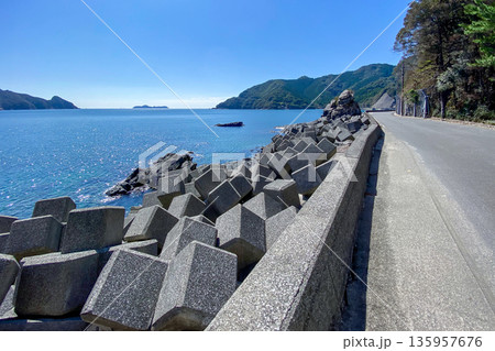 蒲江の海岸道路と豊後水道と深島 蒲江の海岸道路と豊後水道と深島 135957676