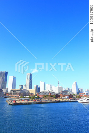 神奈川県横浜市、横浜赤レンガ倉庫とランドマークタワーの風景 神奈川県横浜市、横浜赤レンガ倉庫とランドマークタワーの風景 135957909