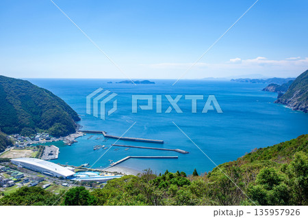 里の駅かたひら展望公園からの豊後水道と深島 135957926