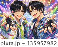 ステージで手を差し出す男性アイドル2人 キラキラ背景のライブイラスト 135957982