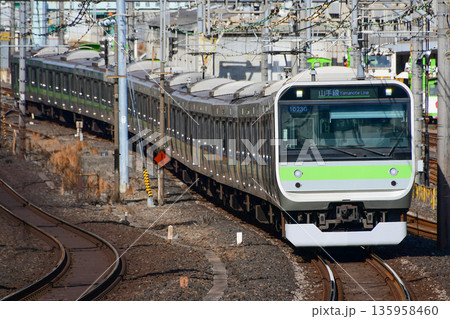 E235系0番台トウ39編成山手線環状運転100周年205系風ラッピング 135958460