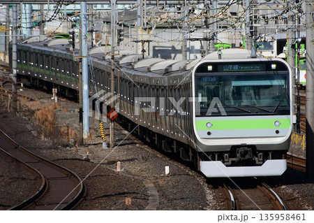 E235系0番台トウ46編成山手線環状運転100周年205系風ラッピング 135958461