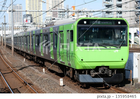 E235系0番台トウ39編成山手線環状運転100周年103系風ラッピング E235系0番台トウ39編成山手線環状運転100周年103系風ラッピング 135958465