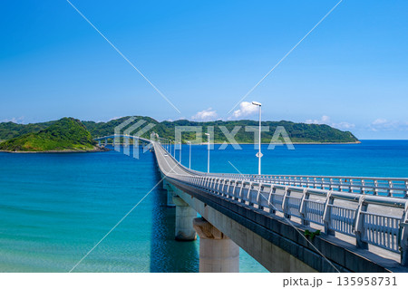 角島大橋と青い海 角島大橋と青い海 135958731