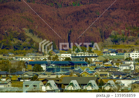 冬枯れの山並みを背景にしたゆふいん駅と街並み 冬枯れの山並みを背景にしたゆふいん駅と街並み 135958859