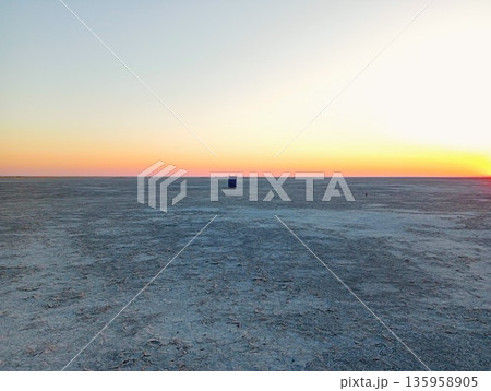 塩湖の簡易トイレ マカディカディパン国立公園 ボツワナ 塩湖の簡易トイレ マカディカディパン国立公園 ボツワナ 135958905