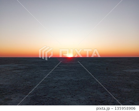 塩湖の日没 マカディカディパン国立公園 ボツワナ 3 塩湖の日没 マカディカディパン国立公園 ボツワナ 3 135958906