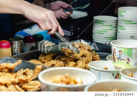 台湾　夜市　饒河街観光夜市　唐揚げ 135958944