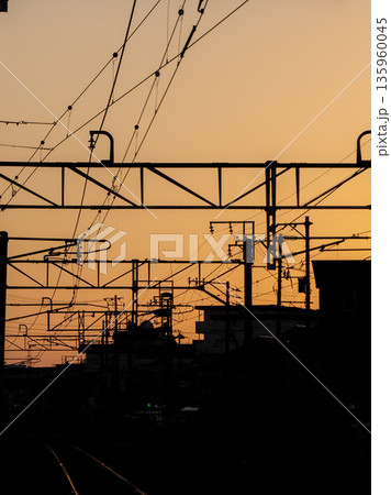 夕暮れの線路と夕焼け 135960045