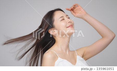 30代女性ヘアケアイメージ 135961051