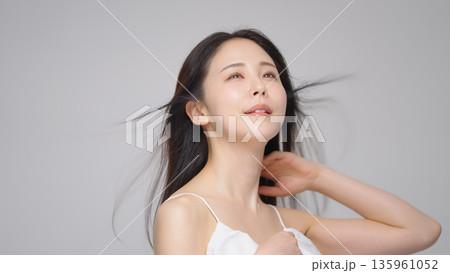 30代女性ヘアケアイメージ 135961052
