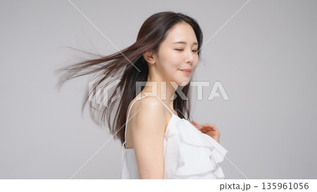 30代女性ヘアケアイメージ 30代女性ヘアケアイメージ 135961056