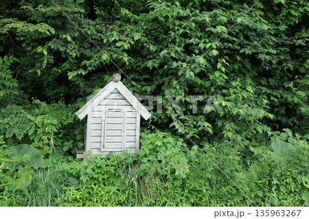 妖精の家のような百葉箱 135963267