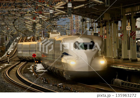 東海道新幹線『米原駅』へ入線する… 【N700S】 135963272