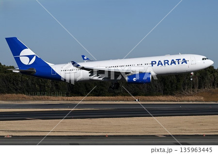 PARATA航空成田空港着陸 135963445