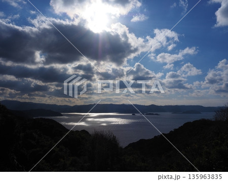 山から見た海 135963835