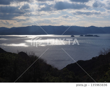 山から見た海 135963836