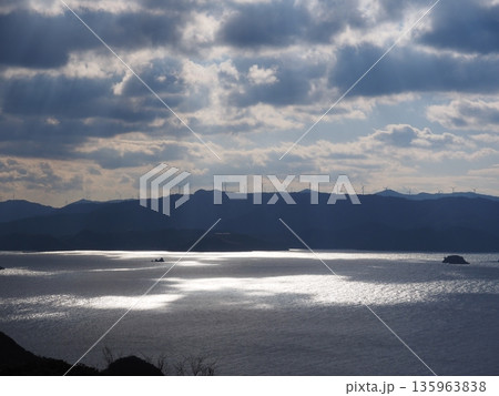 海に差し込む光 海に差し込む光 135963838