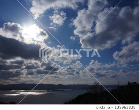 海に差し込む光 135963839