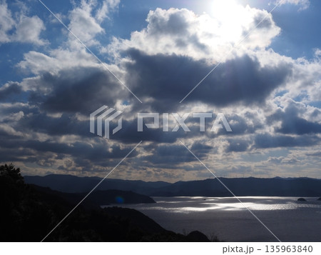 海に差し込む光 海に差し込む光 135963840