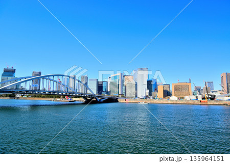 隅田川 再開発が進む築地市場跡地 築地大橋 135964151